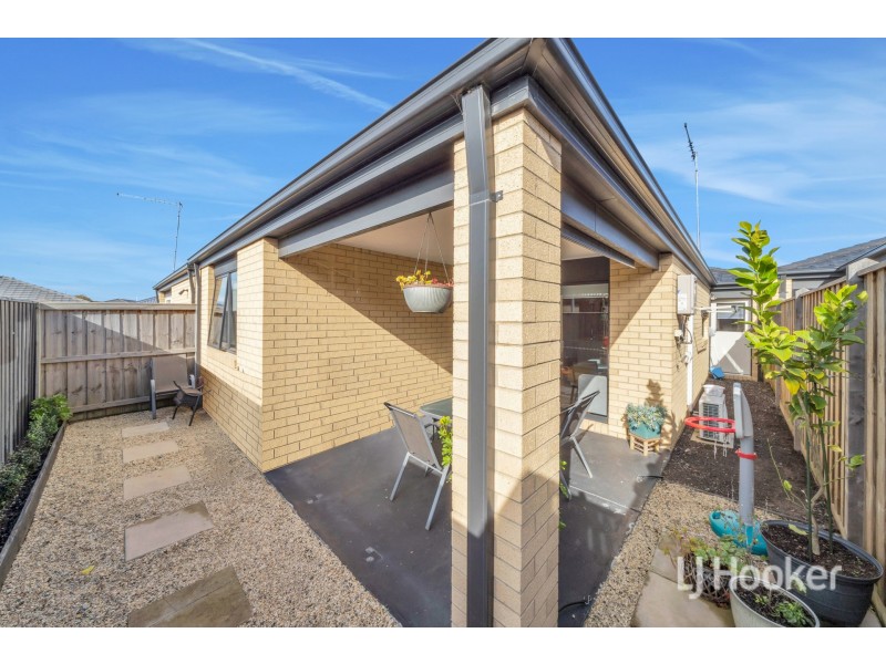 15 Cartwright Grove, Cranbourne East VIC 3977