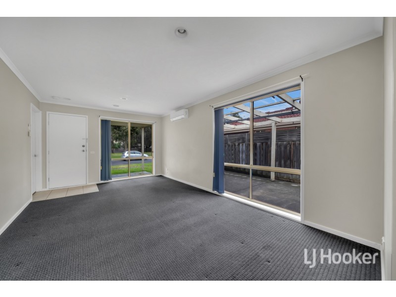 90 Oaktree Drive, Hampton Park VIC 3976