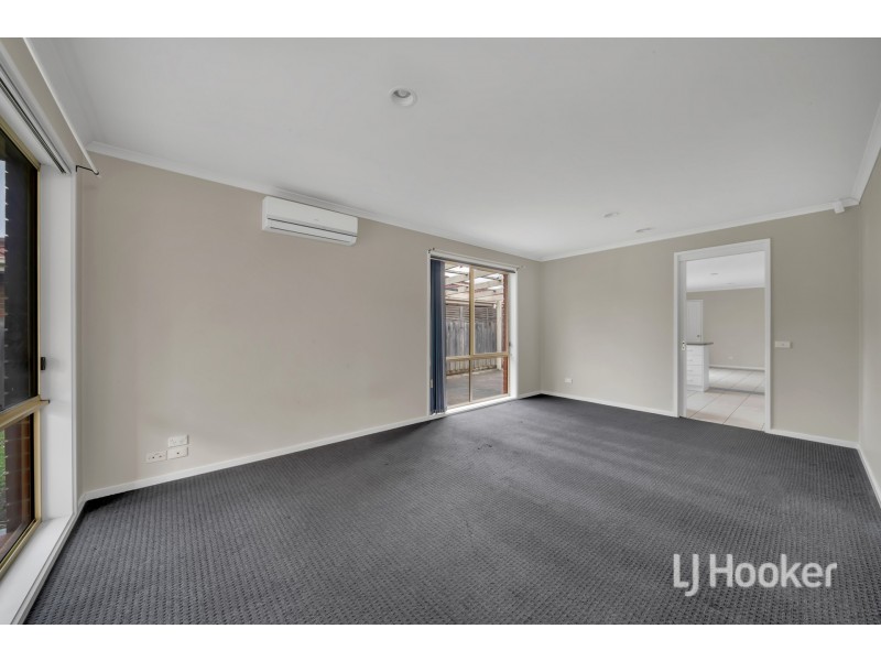 90 Oaktree Drive, Hampton Park VIC 3976