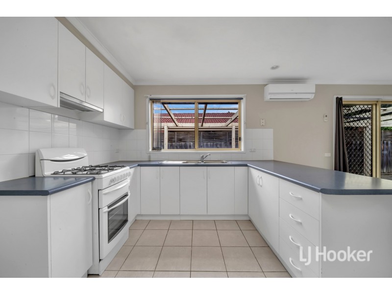 90 Oaktree Drive, Hampton Park VIC 3976