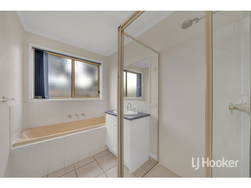 90 Oaktree Drive, Hampton Park VIC 3976