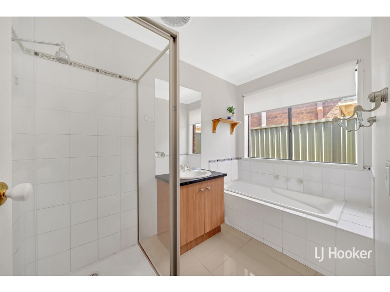 23 Horsham Drive, Cranbourne East VIC 3977