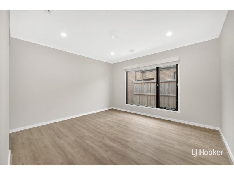 22 Burnett Way, Clyde North VIC 3978