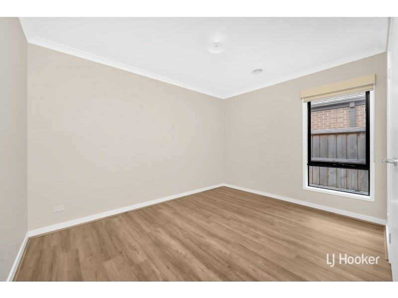 22 Burnett Way, Clyde North VIC 3978