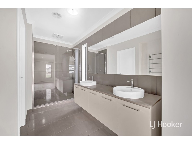 22 Burnett Way, Clyde North VIC 3978