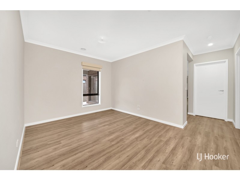 22 Burnett Way, Clyde North VIC 3978