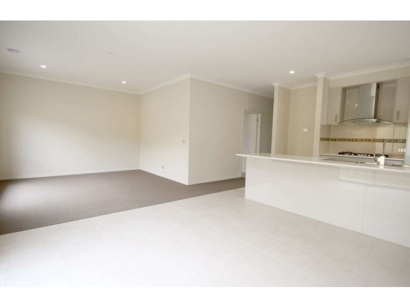 18 Barcelona Avenue, Clyde North VIC 3978