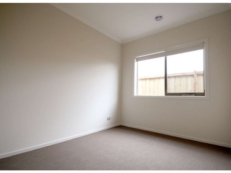 18 Barcelona Avenue, Clyde North VIC 3978