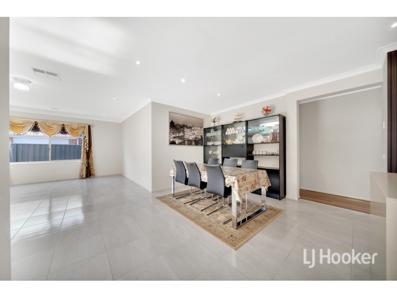 150 Elmslie Drive, Cranbourne East VIC 3977