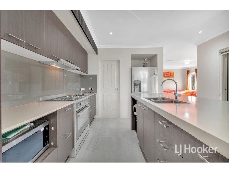 150 Elmslie Drive, Cranbourne East VIC 3977
