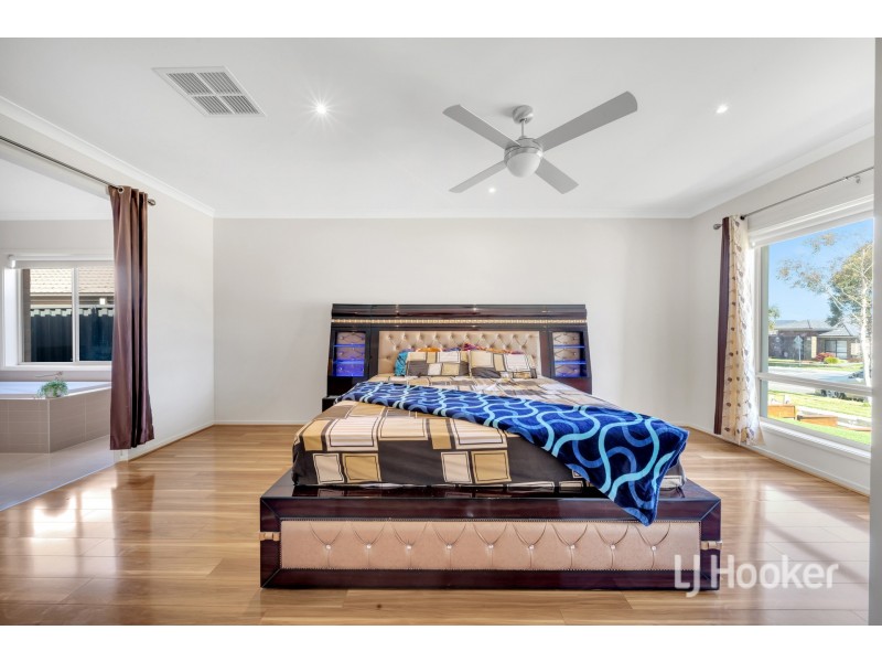 150 Elmslie Drive, Cranbourne East VIC 3977