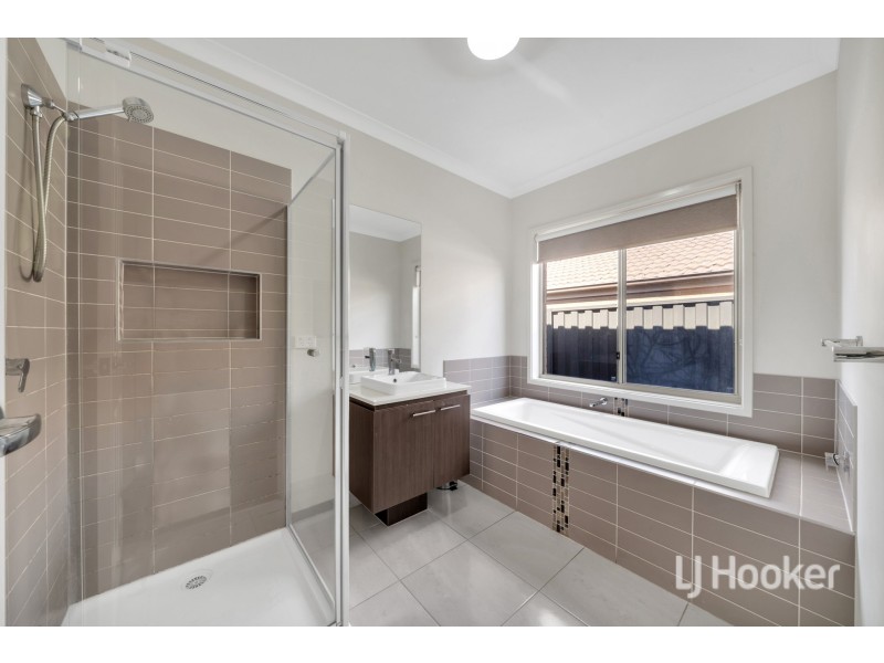150 Elmslie Drive, Cranbourne East VIC 3977