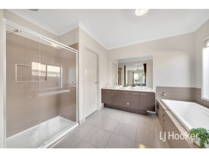 150 Elmslie Drive, Cranbourne East VIC 3977