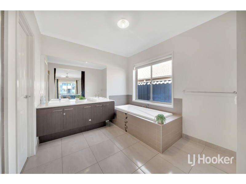 150 Elmslie Drive, Cranbourne East VIC 3977