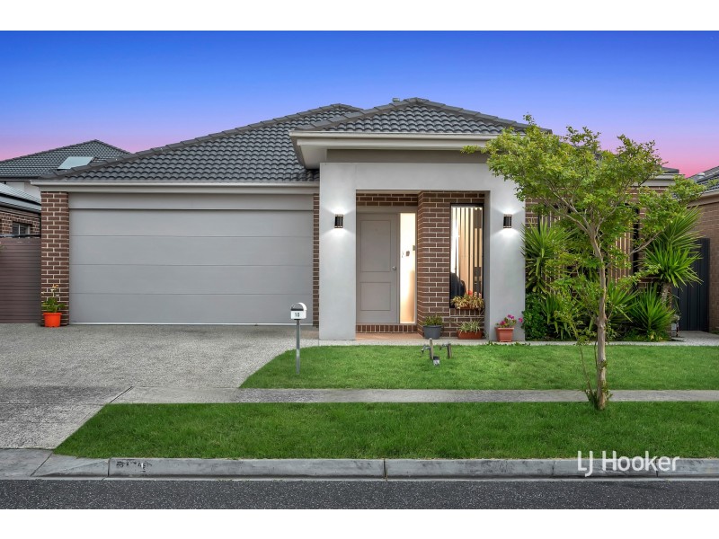 10 Dellinea Street, Cranbourne North VIC 3977