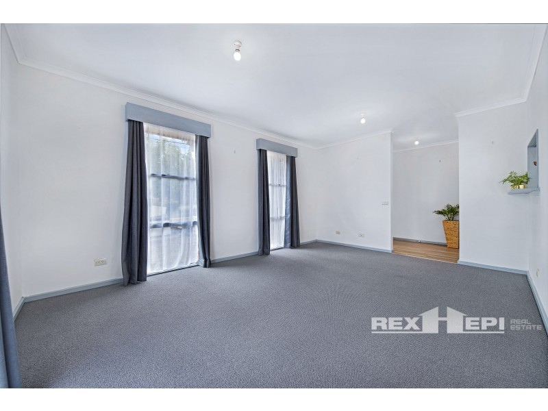 16 Village Drive, Hampton Park VIC 3976