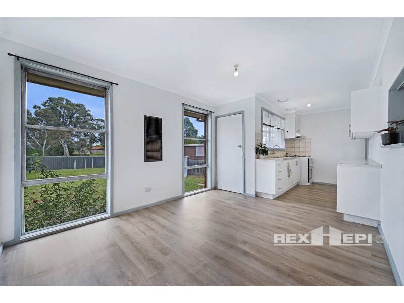 16 Village Drive, Hampton Park VIC 3976