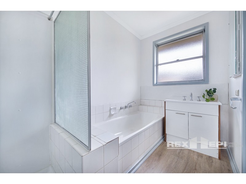 16 Village Drive, Hampton Park VIC 3976