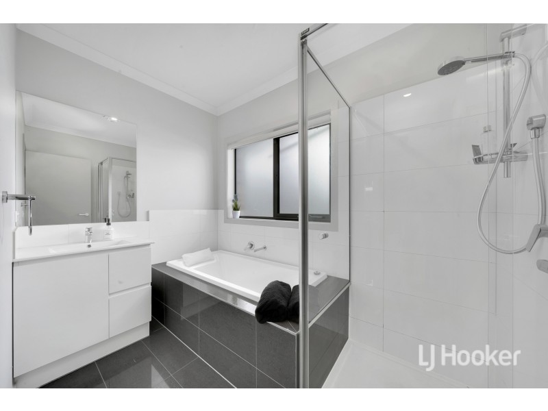 2/15 Elizabeth Street, Cranbourne North VIC 3977