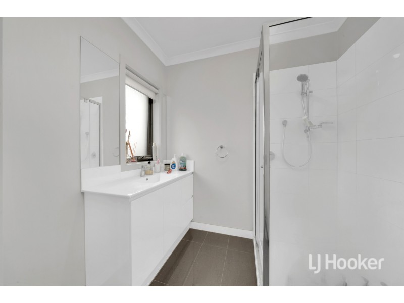 2/15 Elizabeth Street, Cranbourne North VIC 3977