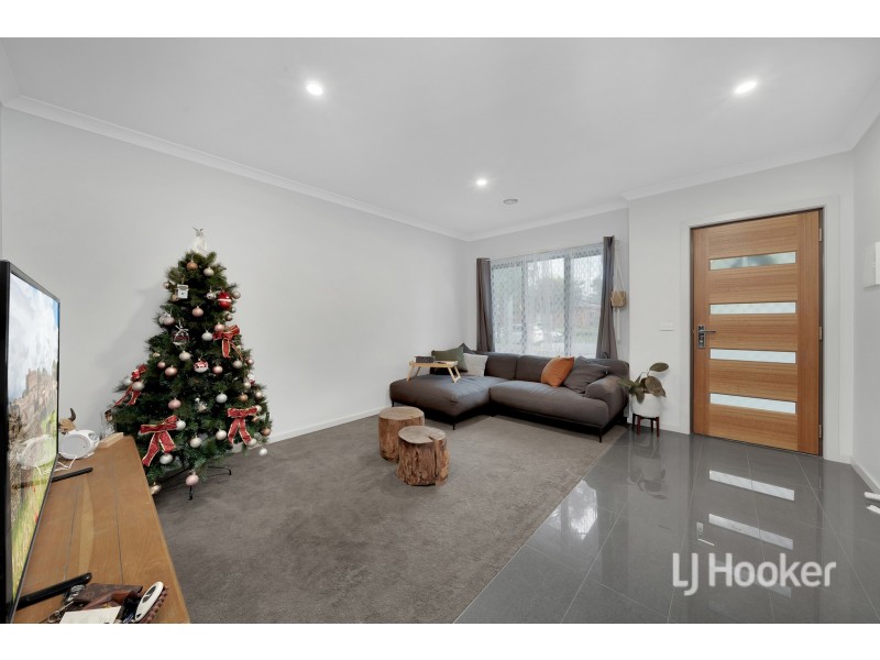 2/15 Elizabeth Street, Cranbourne North VIC 3977