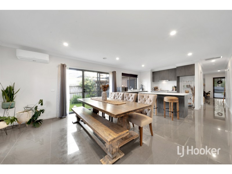 2/15 Elizabeth Street, Cranbourne North VIC 3977