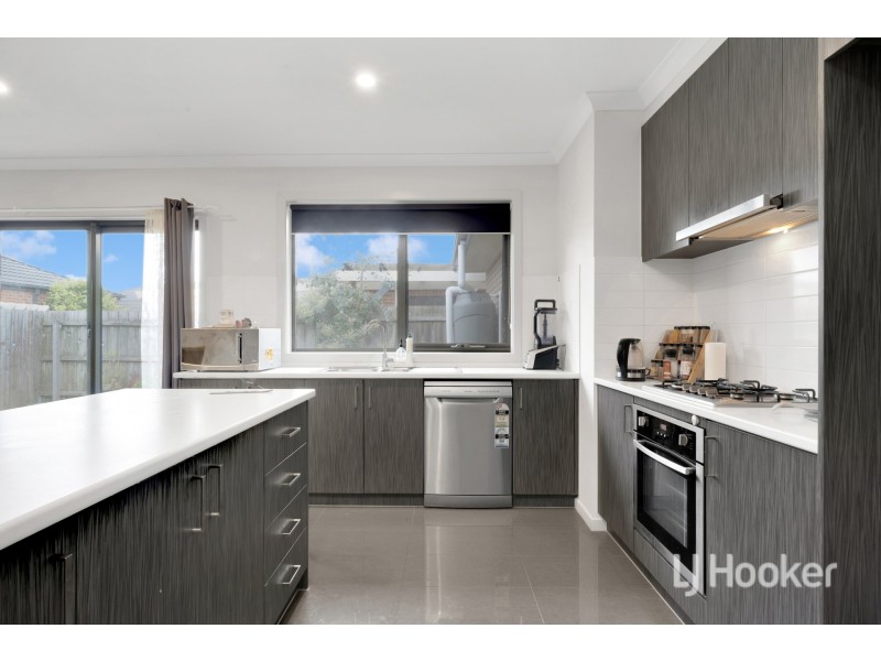 2/15 Elizabeth Street, Cranbourne North VIC 3977