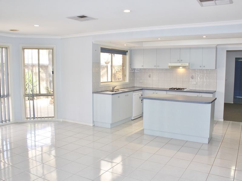 18 Henry Lawson Drive, Lynbrook VIC 3975