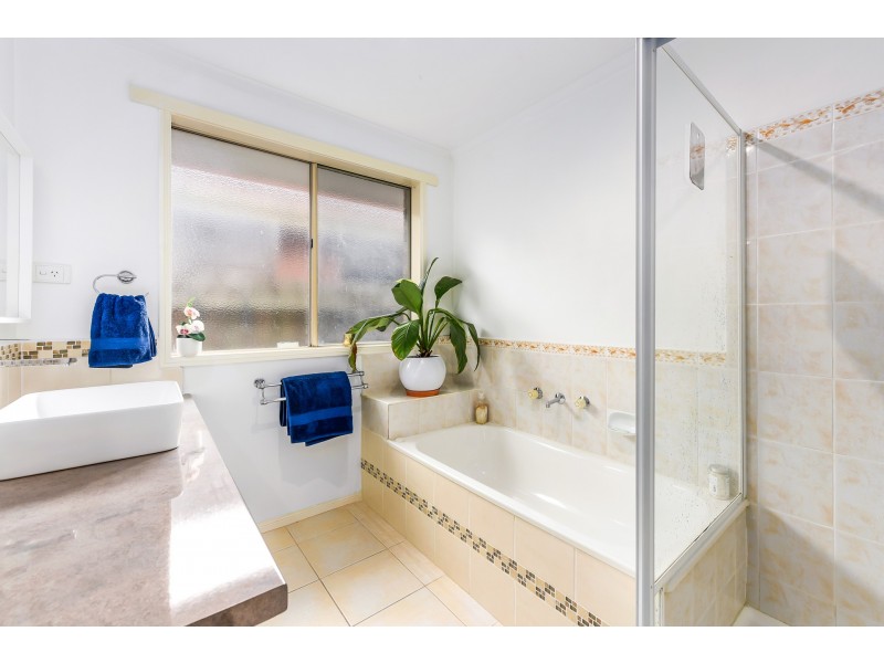 10 Nuzla Court, Hampton Park VIC 3976