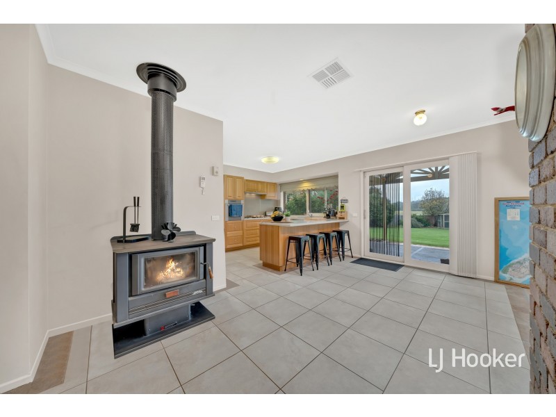 64-66 Kennington Park Drive, Endeavour Hills VIC 3802