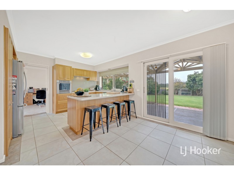 64-66 Kennington Park Drive, Endeavour Hills VIC 3802