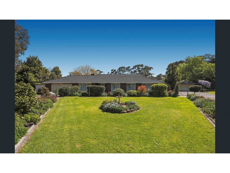 9 Oaktree Drive, Pakenham VIC 3810