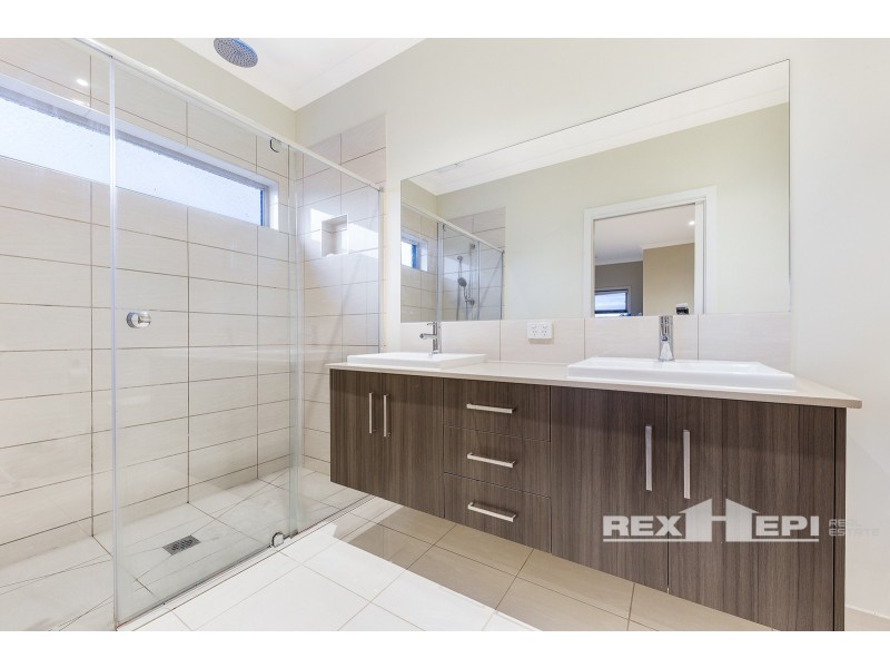 17 Avonbury Circuit, Cranbourne East VIC 3977
