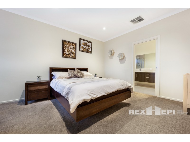 17 Avonbury Circuit, Cranbourne East VIC 3977