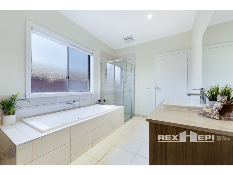 17 Avonbury Circuit, Cranbourne East VIC 3977