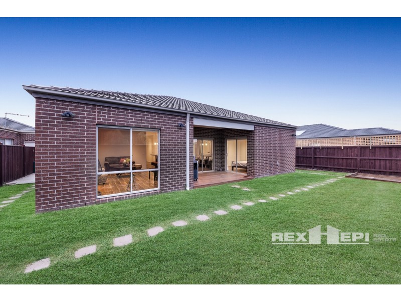 17 Avonbury Circuit, Cranbourne East VIC 3977