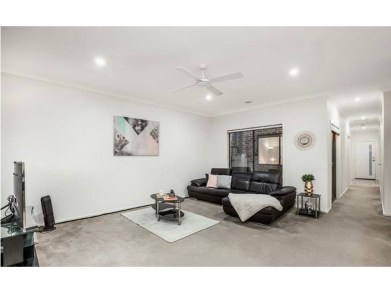 10 Kavanagh Lane, Clyde North VIC 3978