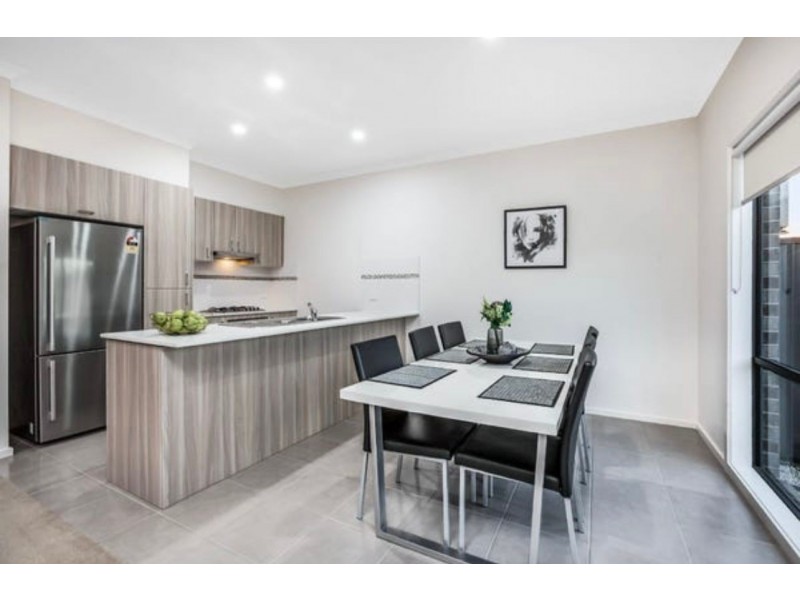 10 Kavanagh Lane, Clyde North VIC 3978