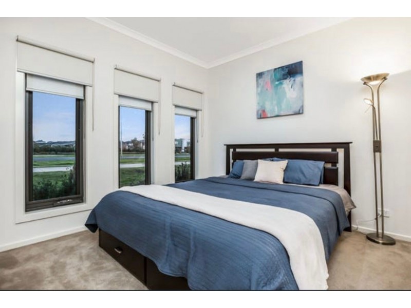 10 Kavanagh Lane, Clyde North VIC 3978