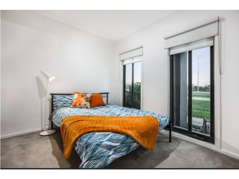 10 Kavanagh Lane, Clyde North VIC 3978