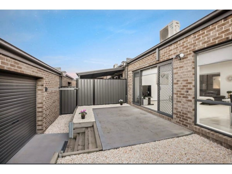10 Kavanagh Lane, Clyde North VIC 3978