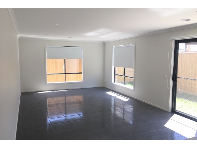 25 Langshan Road, Clyde North VIC 3978