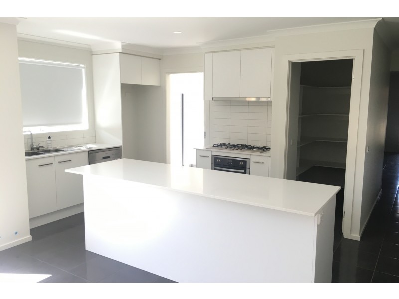 25 Langshan Road, Clyde North VIC 3978