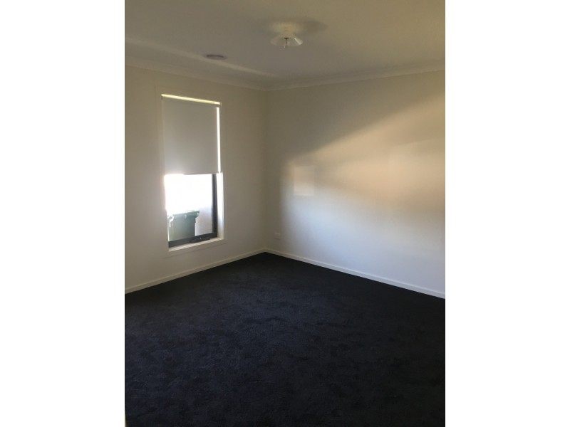 25 Langshan Road, Clyde North VIC 3978