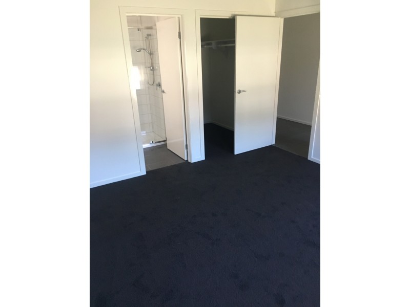 25 Langshan Road, Clyde North VIC 3978