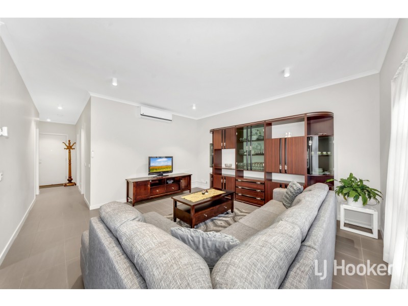 2 Hinterland Close, Lynbrook VIC 3975