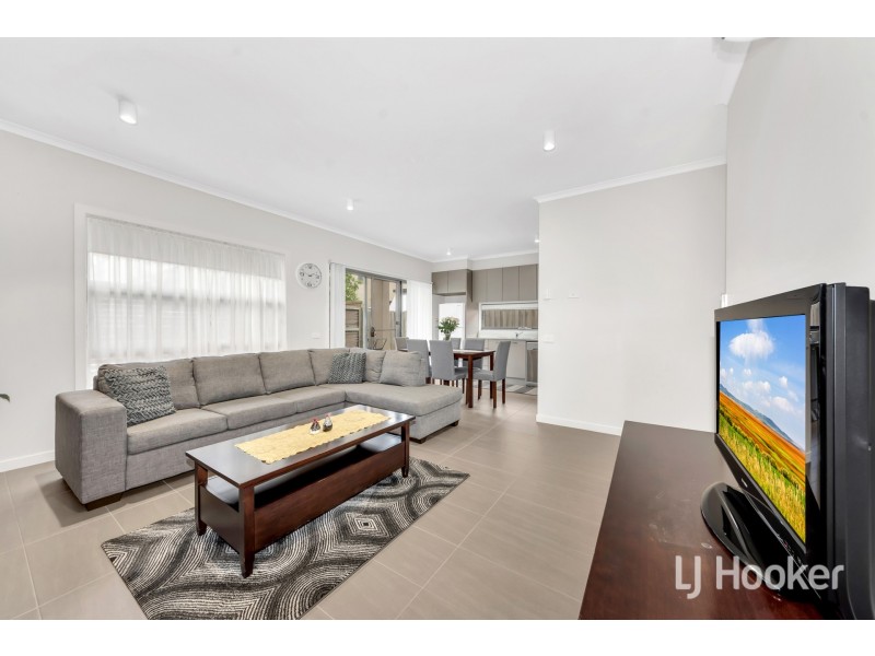 2 Hinterland Close, Lynbrook VIC 3975