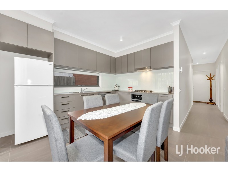 2 Hinterland Close, Lynbrook VIC 3975