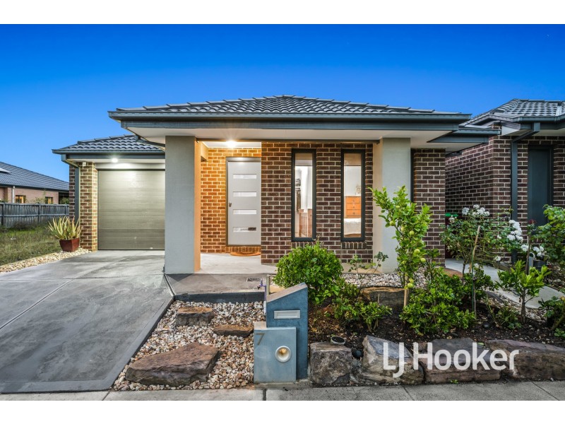7 Elsey Way, Clyde North VIC 3978