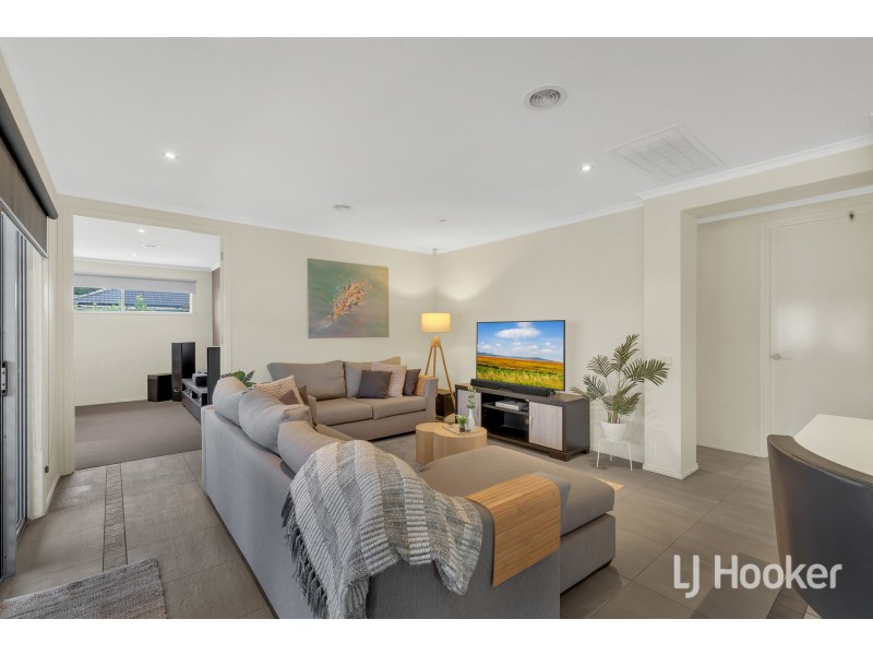 11 Charlwood Close, Lynbrook VIC 3975